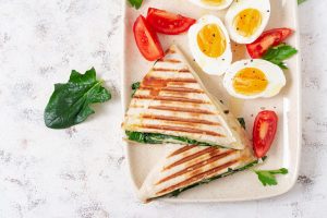 Read more about the article Spinach, Egg, Tomato & Cottage Cheese Sandwich